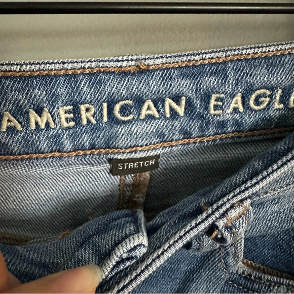 American Eagle Women's Distressed Mom Jean‎ Light/Medium Wash. Size 4 Reg - Picture 4 of 8